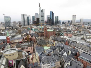 yüksek heybetli modern binalar de frankfurt am main Almanya'da bir şehir gezisi turundan çan kulesi de frankfurt am main geniş açı objektif sırasında fotoğraflandı görüntüleyin