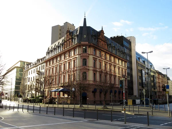 frankfurt am main bir gezi turuna de frankfurt am main Almanya'da geniş açı objektif sırasında fotoğraflandı geçitte heybetli bir binaya