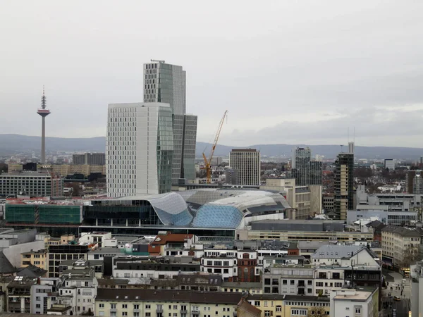 yüksek heybetli modern binalar de frankfurt am main Almanya'da bir şehir gezisi turundan çan kulesi de frankfurt am main geniş açı objektif sırasında fotoğraflandı görüntüleyin