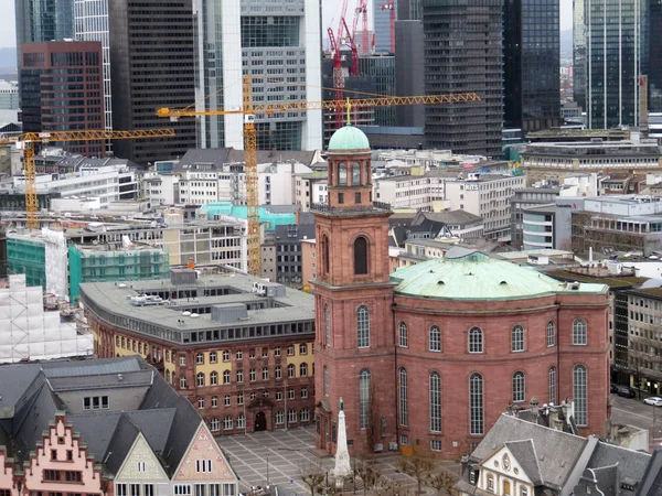 Kilisenin de frankfurt am main Almanya'da bir şehir gezisi turundan çan kulesi de frankfurt am main geniş açı objektif sırasında fotoğraflandı görüntüleyin