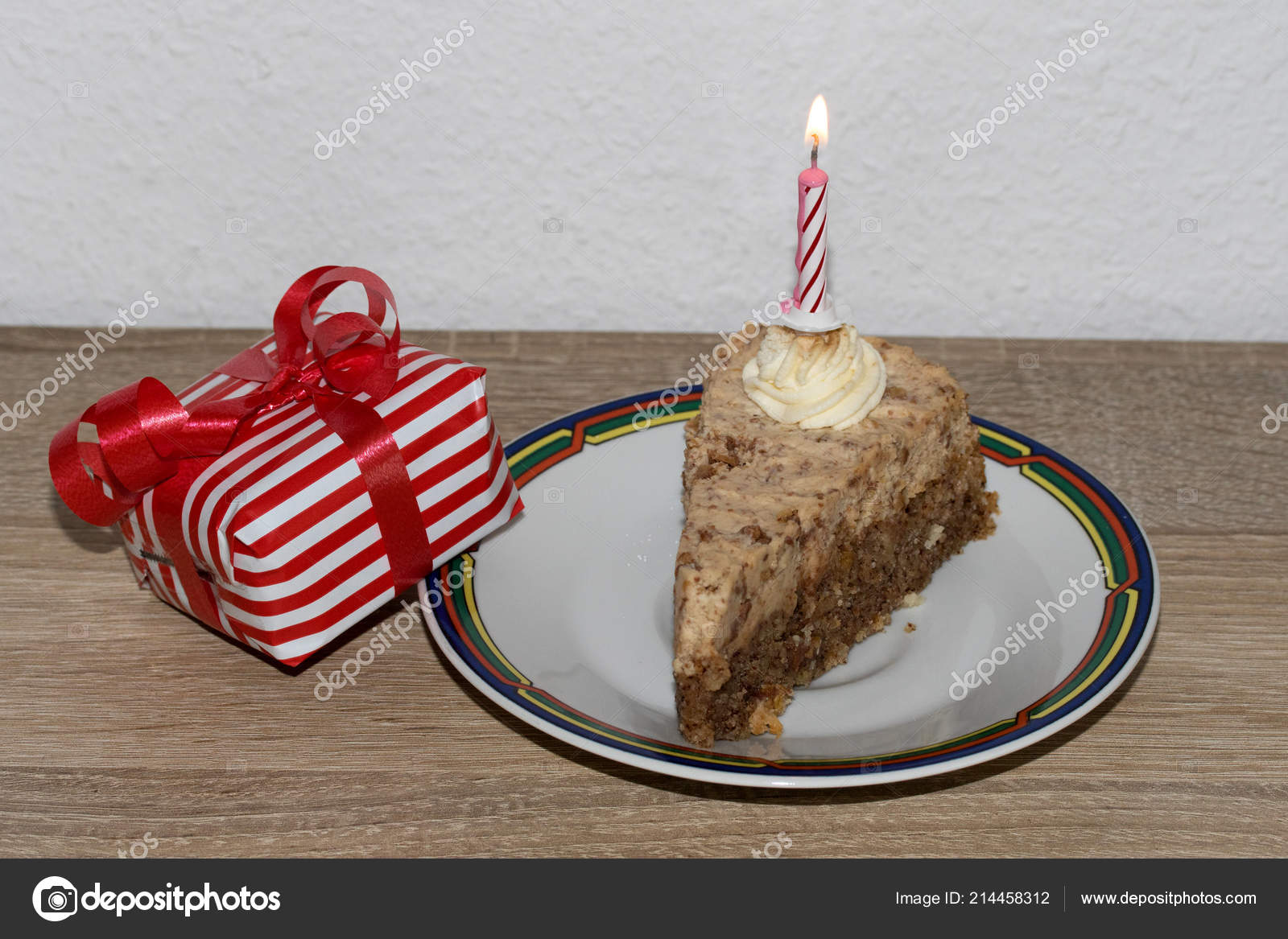 Vue Face Gros Plan Sur Gateau Anniversaire Avec Bougie Anniversaire Image Libre De Droit Par Bmfotos C
