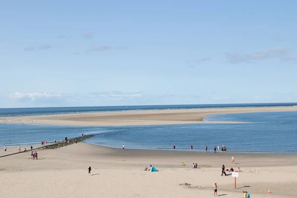 derin mavi su ve beyaz plaj kum ve Kuzey Denizi adası borkum geniş açı lens ile bir gezi turu sırasında fotoğraflandı mavi gökyüzü görüntüleyin