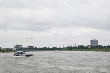 geniş açı duesseldorf Almanya'da Ren Nehri üzerinde görüntülemek ve geniş açı lens ile Düsseldorf Almanya'da Ren nehrinde bir gezi tekne turu sırasında fotoğraflandı