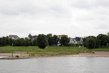 Ren Nehri kıyısındaki Düsseldorf Almanya, doğal peyzaj üzerinde görüntülemek ve geniş açı objektif dsseldorf Almanya'da Ren nehrinde bir gezi tekne turu sırasında fotoğraflandı