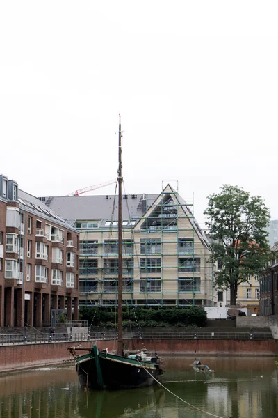 Nähere Sicht Auf Ein Kleines Schiff Auf Einem See Düsseldorf — Stockfoto