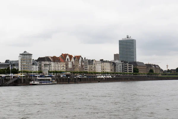 Ren nehir Düsseldorf Almanya, manzarası üzerinde görüntülemek ve geniş açı lens ile Düsseldorf Almanya'da Ren nehrinde bir gezi tekne turu sırasında fotoğraflandı