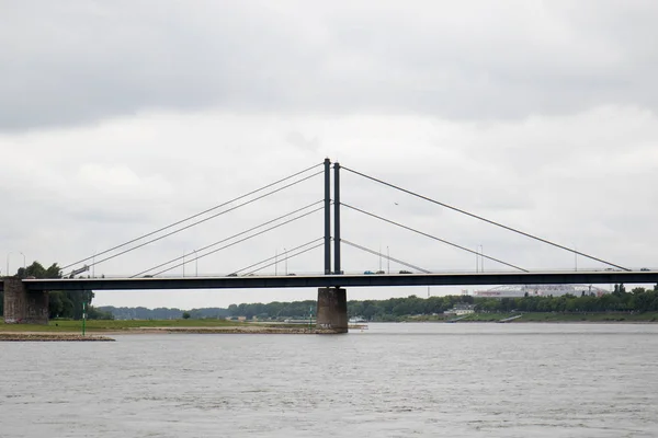 geniş açı lens ile dsseldorf Almanya'da bir gezi tekne turu sırasında fotoğraflandı arka planda bir bulutlu gökyüzü ile bir köprü görüntüleyin