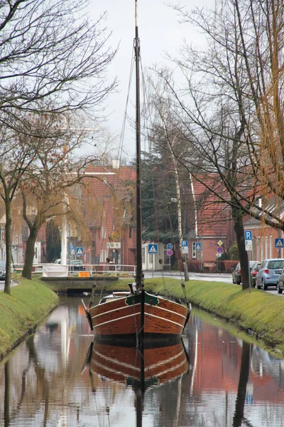 Bliższy Widok Statku Żeglarza Kanale Refleksje Wody Niemczech Papenburg Miasta — Zdjęcie stockowe