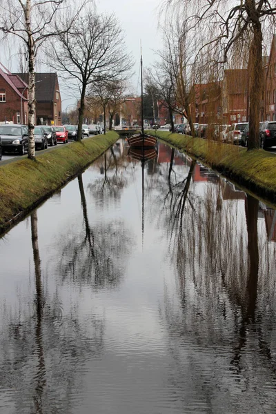 Szeroki Widok Statek Żeglarski Kanale Odbicia Wody Mieście Papenburg Germany — Zdjęcie stockowe