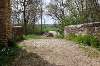 stadecken-elsheim Almanya ve stadecken-elsheim Almanya geniş açı lens ile gezi turu sırasında fotoğraflandı çevreleyen taş duvarlar çevrili bir yol göster