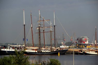 Yelkenli tekne ve şehir amsterdam Hollanda Gezi Tur sırasında fotoğraflandı amsterdam Hollanda liman mast daha yakından görünümü