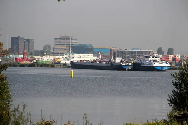 Vista Sobre Río Los Beloaded Barcos Los Edificios Alrededor Amsterdam — Foto de Stock