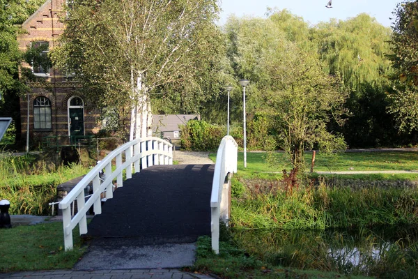 Şehir amsterdam Hollanda Gezi Tur sırasında fotoğraflandı amsterdam Hollanda küçük bir kanalda köprüden önden görünümü