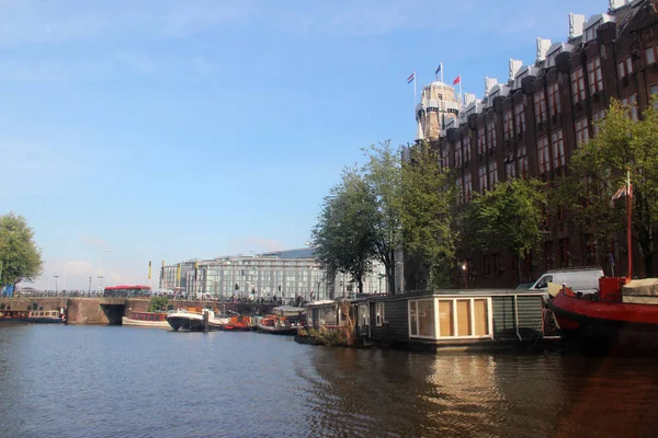 Weite Sicht Auf Das Bauwerk Flussufer Amsterdam Niederlande Quer Während — Stockfoto