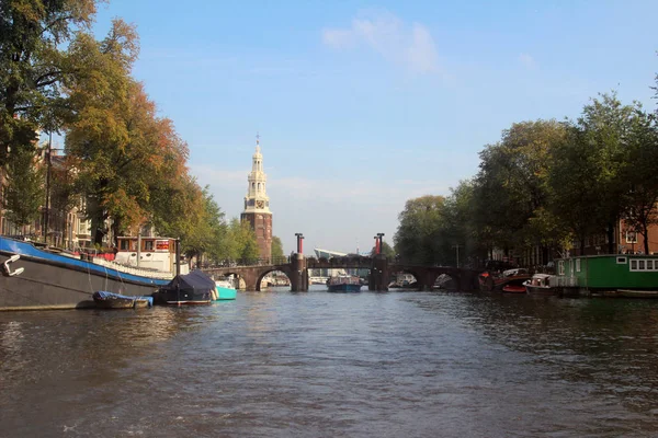 Weids Uitzicht Een Vuurtoren Aan Rivier Amsterdam Nederland Gefotografeerd Kruiselings — Stockfoto