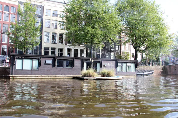 Близкий Вид Плавучий Дом Берегу Реки Amsterdam Netherlands Сфотографированный Поперечном — стоковое фото