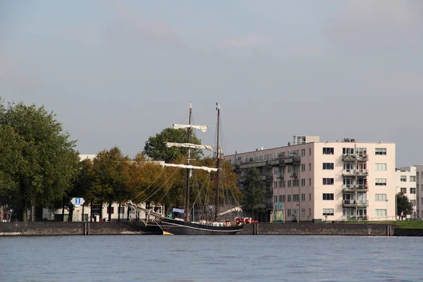 Vista Imponente Velero Río Edificios Fondo Amsterdam Fotografiado Sentido Transversal — Foto de Stock