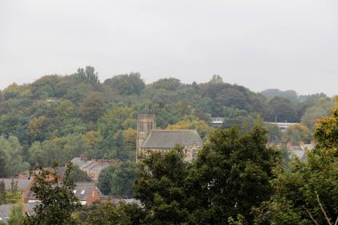 a bina dış Durham kuzey doğusunda bir çatıda bir gezi turuna Durham kuzey doğusunda İngiltere Birleşik Krallık sırasında fotoğraflandı İngiltere'de bir bulutlu gökyüzü altında görüntüleyin