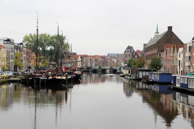 gemi ve bina dış leiden Güney Hollanda Hollanda leiden Güney Hollanda Hollanda Gezi Tur sırasında çapraz fotoğraflandı olan kanalında toplam görünümü