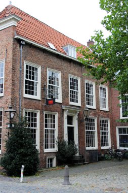 uzun boylu bir evin cephe leiden Güney Hollanda Hollanda leiden Güney Hollanda Hollanda ucunda bir gezi tur sırasında fotoğraflandı Windows'da görüntüleyin