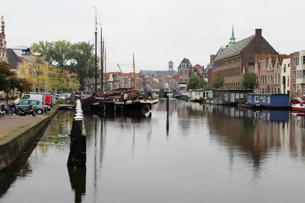 Vista Canal Con Los Barcos Exterior Del Edificio Leiden Holanda — Foto de Stock