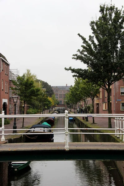Het Kanaal Met Schepen Buitenkant Van Het Gebouw Leiden Zuid — Stockfoto