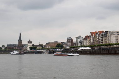 Bina dış, yağmurlu bir günde bir gezi turu sırasında fotoğraflandı dusseldorf Almanya'da Ren Nehri boyunca görüntülemek