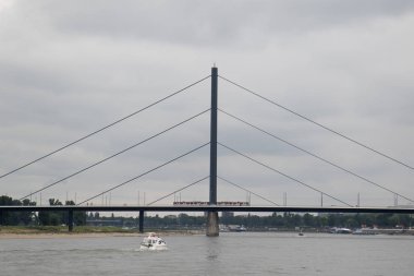 Köprü ve yağmurlu bir gün, bir gezi tur sırasında fotoğraflandı dusseldorf Almanya'da Ren Nehri, kendi inşaat daha yakından görünümü