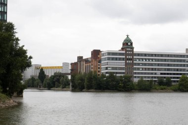 yağmurlu bir günde bir gezi turu sırasında fotoğraflandı dusseldorf Almanya'da Ren Nehri, imposant binalar