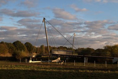 Almanya Almanya batısında Kuzey şehir meppen çevreleyen içinde sightseein bir tur sırasında fotoğraflandı meppen emsland doğal bir manzara ile bir yaya köprüsü üzerinde göster