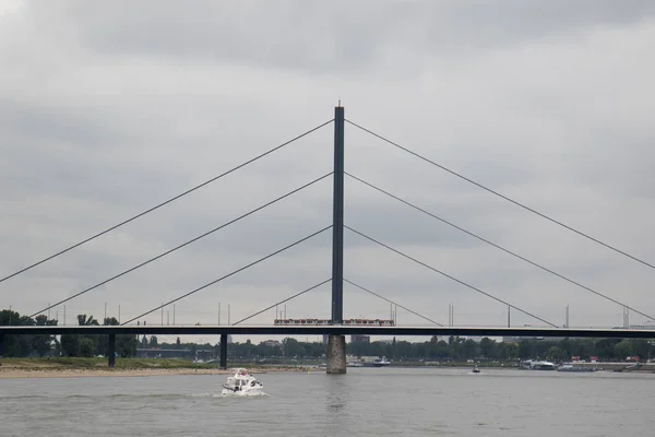 Närmare Titt Bron Och Dess Konstruktion Vid Floden Rhen Düsseldorf — Stockfoto