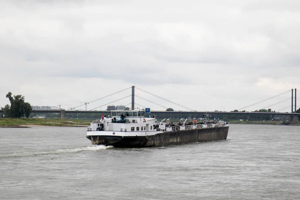 Visa Beloaded Transport Fartyg Vid Floden Rhen Düsseldorf Tyskland Fotograferade — Stockfoto