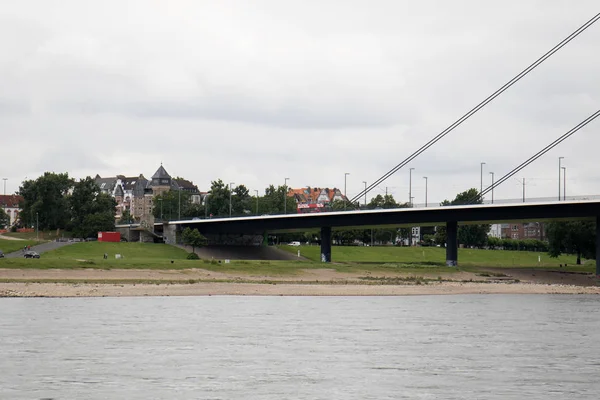 Переглянути Зовнішній Вигляд Будівель Будівництво Моста Березі Річки Рейн Дюссельдорфі — стокове фото