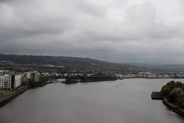 tyne Newcastle Kuzey Doğu İngiltere'de Birleşik Krallık'taki bir gezi turuna newcastle Kuzey Doğu İngiltere'de Birleşik Krallık'taki sırasında fotoğraflandı Nehri boyunca görüntülemek