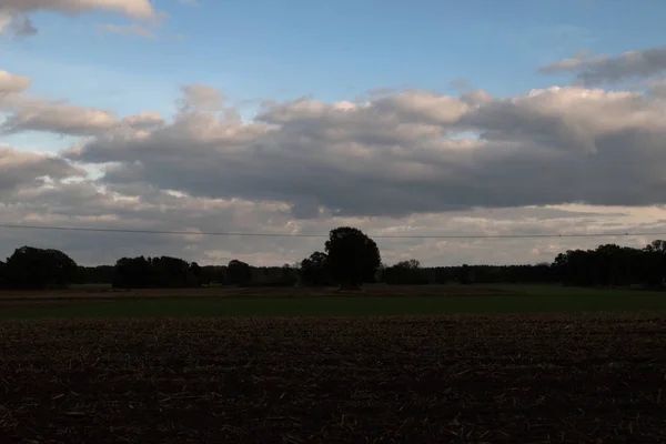 Nuages Blancs Sur Champ Labouré Geeste Emsland Allemagne Photographié Lors — Photo