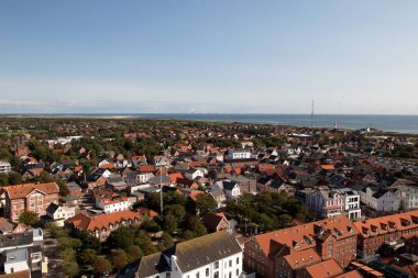 Yaz aylarında bir gezi turuna sırasında ada borkum Almanya ağaçlar Kuzey denizde çevrili binaları fotoğraflandı