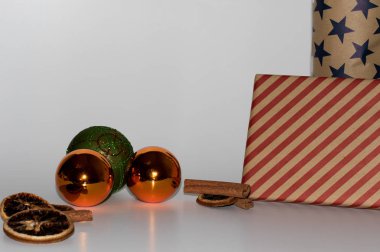 daha yakın bazı portakal ve yeşil Noel topları ve Noel dekorasyonu ve iki hediye ile görüntülemek ve beyaz arka plan ve underground bölgesinde emsland Almanya içinde çapraz Noel için hazırlamak için Aralık ayında fotoğrafı