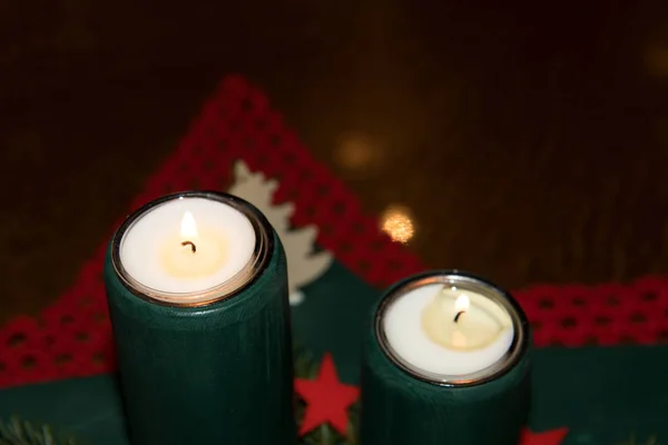 Vista Duas Velas Acesas Grinalda Adventos Casa Niederlangen Emsland Alemanha — Fotografia de Stock