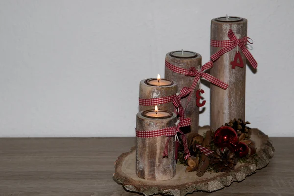 Vista Frontal Uma Grinalda Adventos Madeira Com Duas Velas Chamas — Fotografia de Stock