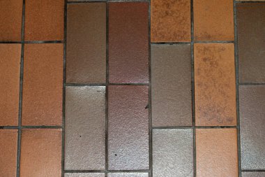 Görünümü dışında çapraz koyu kırmızı kiremit yüzeyinde açık havada bahçe evde fotoğrafı