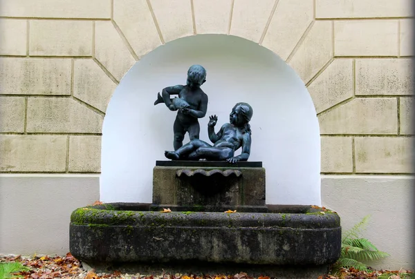 Vista Uma Fonte Edifício Largo Wiesbaden Hessen Alemanha Fotografada Durante — Fotografia de Stock