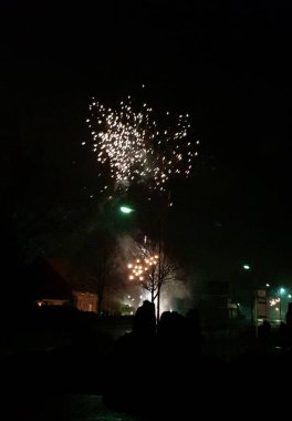 Çok renkli yeni yıl arifesinde havai fişek niederlangen emsland Almanya smartphone ile gece yarısı fotoğraflandı gösterimler 2018