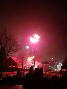 Çok renkli yeni yıl arifesinde havai fişek niederlangen emsland Almanya smartphone ile gece yarısı fotoğraflandı gösterimler 2018