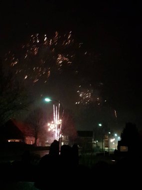Çok renkli yeni yıl arifesinde havai fişek niederlangen emsland Almanya smartphone ile gece yarısı fotoğraflandı gösterimler 2018