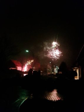Çok renkli yeni yıl arifesinde havai fişek niederlangen emsland Almanya smartphone ile gece yarısı fotoğraflandı gösterimler 2018