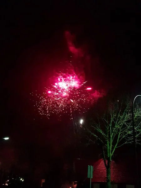2018年德国尼德朗根州的五颜六色的新年前夜烟花拍摄的印象在午夜用智能手机拍摄 — 图库照片