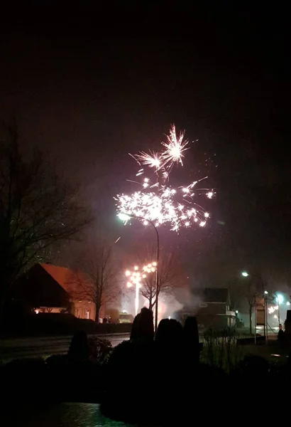 2018年德国尼德朗根州的五颜六色的新年前夜烟花拍摄的印象在午夜用智能手机拍摄 — 图库照片
