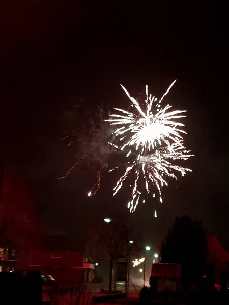 深夜にスマート フォンで撮影した Niederlangen エムスラント ドイツで 2018 年にマルチ色新年イブ花火の印象 — ストック写真