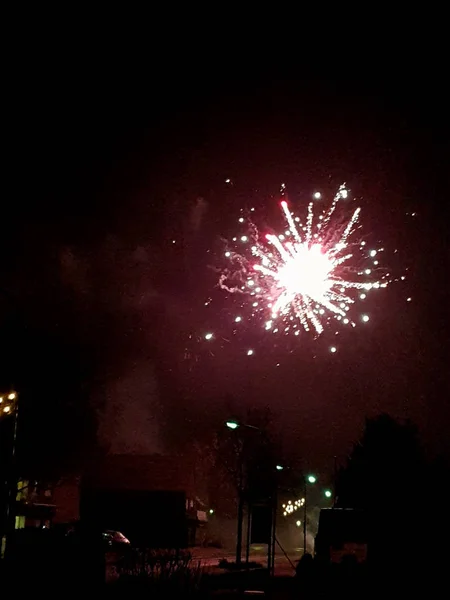 深夜にスマート フォンで撮影した Niederlangen エムスラント ドイツで 2018 年にマルチ色新年イブ花火の印象 — ストック写真