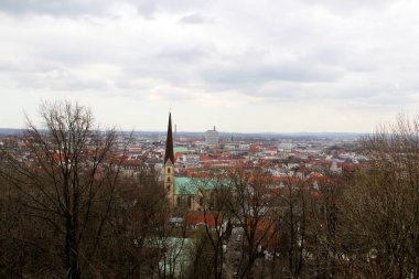 yerleşik yapı ve güneşli bir çok renkli sonbaharda bielefeld Almanya fotoğrafı sparrenburg yataydan görüntüleyin